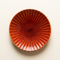 Coral: handveredelter Fine-Dining-Teller im Reduktionsbrand, Reliefrand mit Korallenstruktur
