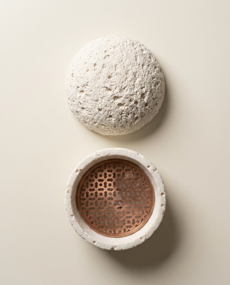 Iwa, gewölbte Servierschale mit Deckel und poröser Bimsstein-Oberfläche, Dune Collection von CLÉ
