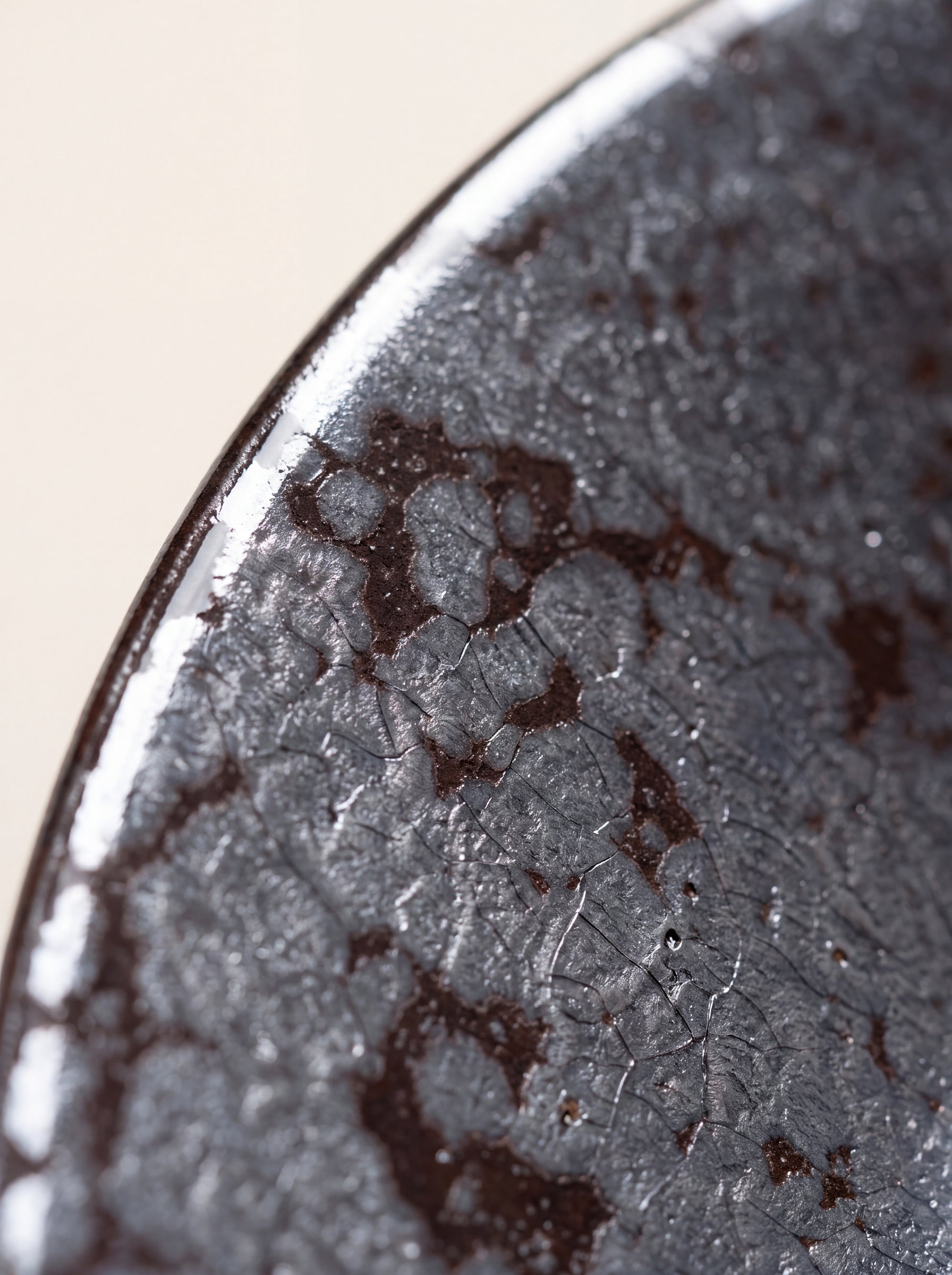 Glasur-Makro Sumi, Glasur im Detail